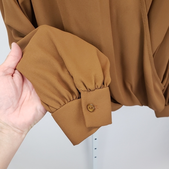 Lush blouse with plunge neckline and cutout in back Size Small - Picture 3 of 9